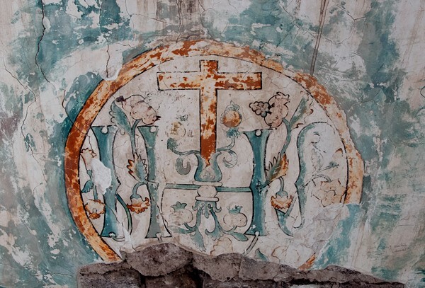 Convento flat arch mural, Christogram - Santiago Apóstol (ruins)