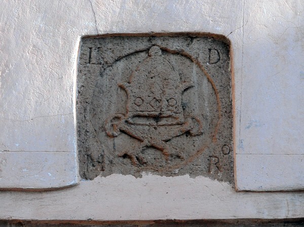 Nuestra Señora de la Salud, exterior nave relief, Papal tiara - Pátzcuaro, Michoacán