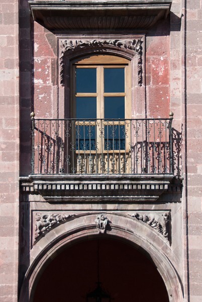Casa del Mayorazgo de Canal, E façade arch & window balcony - San Miguel de Allende, Guanajuato