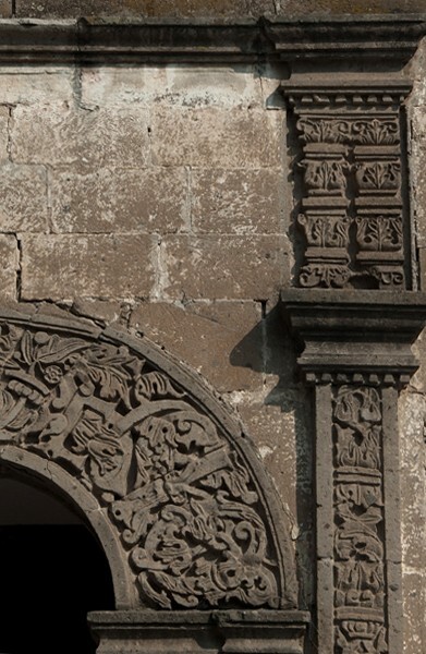 San Lorenzo, façade portal, archivolt & alfiz (right) - Totolinga, México