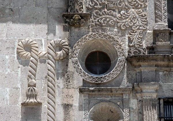 Façade details, oculus & Franciscan cord (left) - La Magdalena