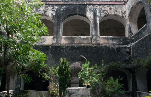 Cloister & fountain - San Juan Bautista, cloister & murals