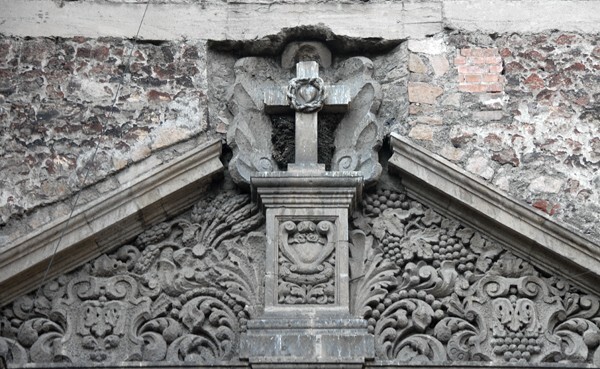 S portal, pediment & cross - San Agustín