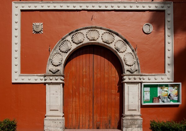 Santiago Apóstol, façade portal alfiz - Uruapan, Michoacán