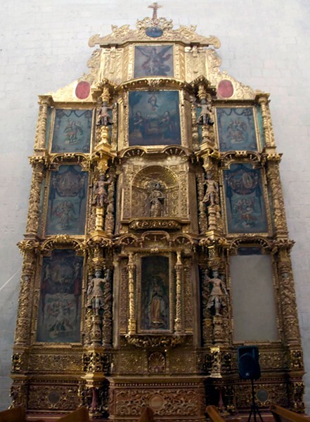 Los Dolores altar - nave Nuestra Señora de los Dolores altar