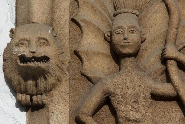 Main portal, window reliefs - Casa de la Sirena