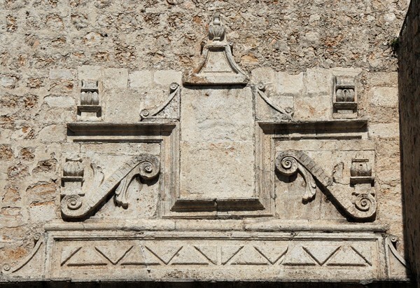 Lateral portal, architrave relief - La Tercera Orden