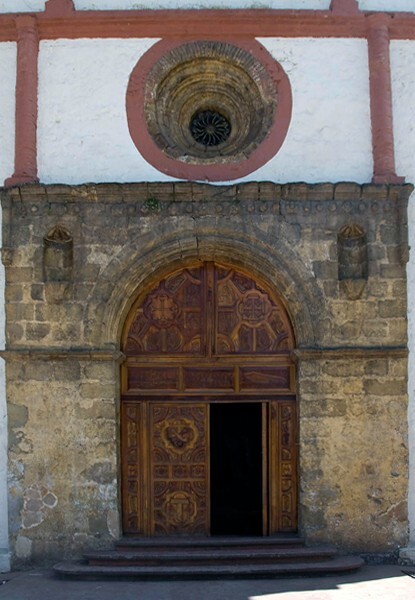 San Bartolomé Apóstol, façade portal & choir loft window - Rayón de Mexcalapa, Chiapas