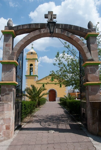 San Pedro, atrial gate & façade - Tlachichilco, Hidalgo
