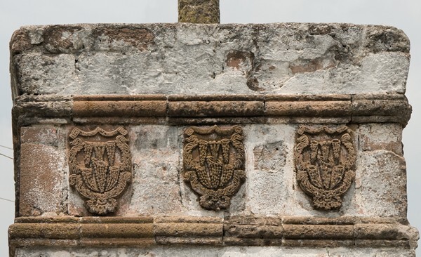 Stump with Franciscan insignias - Cross of Doendó