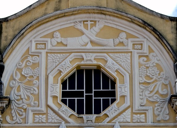Façade gable & window - La Tercera Orden