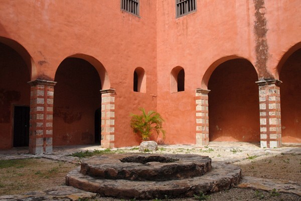 San Francisco, small cloister & well - Conkal, Yucatán