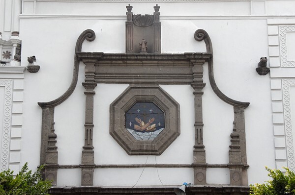 Santa Clara, façade, choir loft window & cornice finials - Santa Clara Coatitla, México