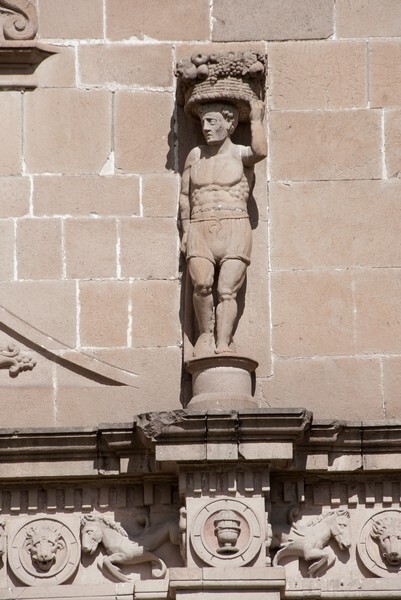 Cornice canephora (right) - San Agustín, façade