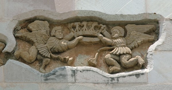 Façade portal, architrave relief, seraphim with crown - San Angel