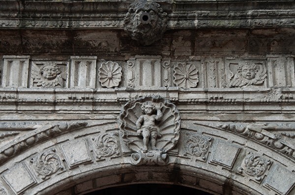 Lower cloister arch, archivolt, keystone, architrave & waterspout - La Merced (cloister)