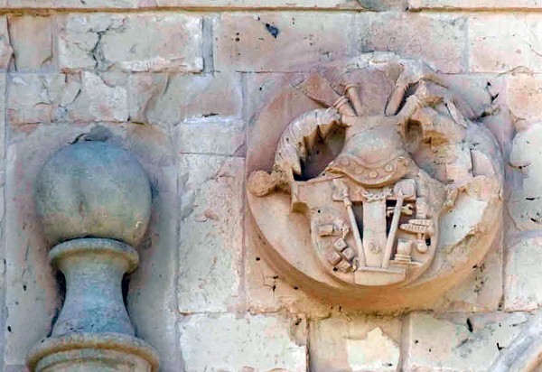 Roundel (right) - North Portal