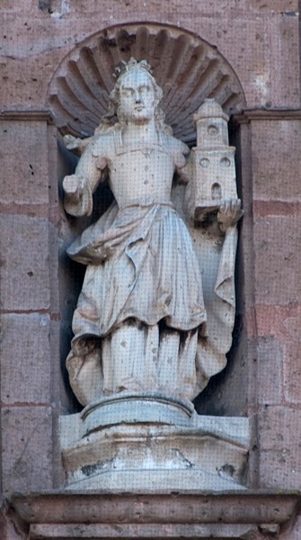 La Transfiguración de Cristo, façade, top tier sculpture (left) - La Transfiguración de Cristo