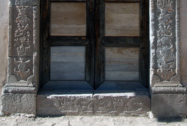 Façade portal pilasters & door base - La Sagrada Familia (Capilla Segunda de Najar)