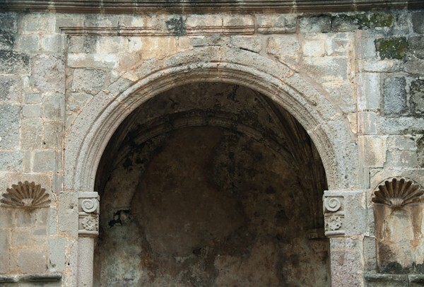 NW posa chapel, arch & alfiz - Cloister, convento, capilla abierta & posas, atrial cross