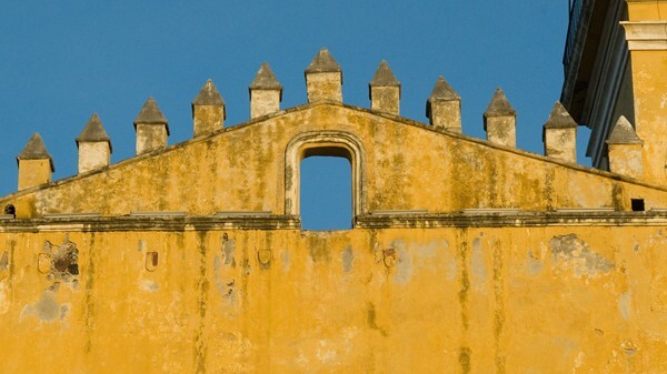 San Gabriel, façade, parapet merlons - San Gabriel, church, posas & novitiate