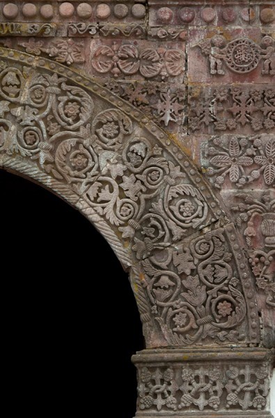 Façade portal, archivolt detail (right) - Santiago Apóstol