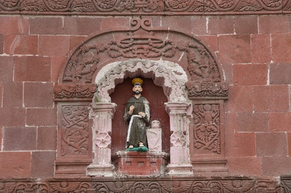 Façade, central niche - San Francisco & capilla abierta