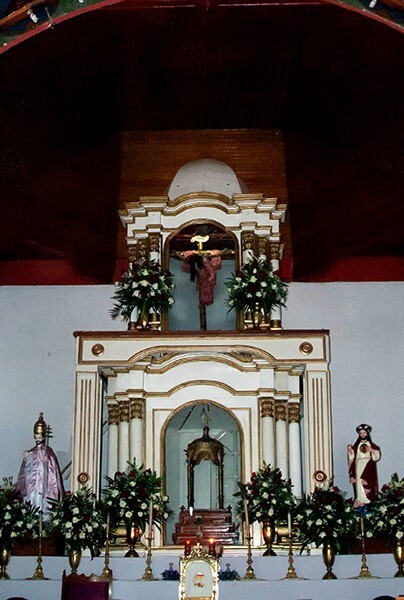 El Dulce Nombre de Cuxtitali, high altar - San Cristóbal de las Casas, Chiapas