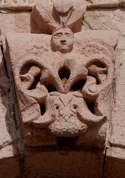San Juan Bautista, façade portal, archivolt keystone - Victoria, Guanajuato