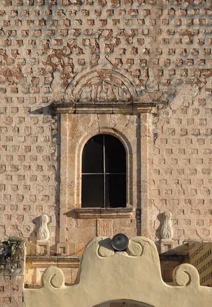 San Bernardino de Sena, façade, choir loft window - Valladolid (Sisal), Yucatán