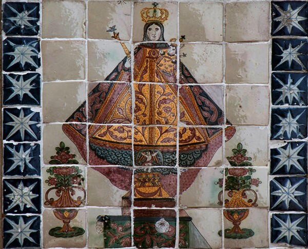 Façade, portal architrave azulejos, Our Lady of Candelabra La - El Carmen