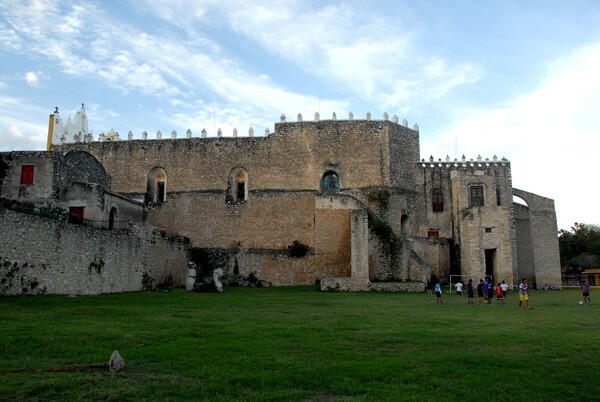 Exterior nave & Camarín de la Virgen - San Antonio de Padua