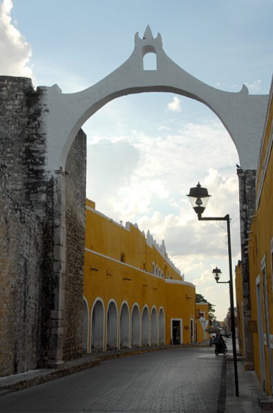 North atrio arcade & street arch - San Antonio de Padua