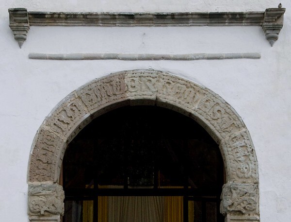 Santo Santiago, façade portal archivolt & cornice - Santiago Tilapa, México