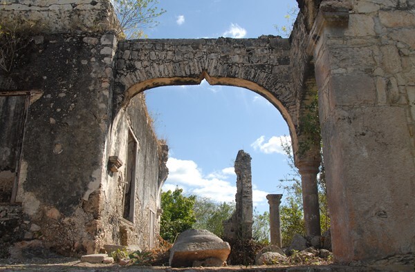 San Juan Bautista, portería arch - Tixcacaltutyub, Yucatán