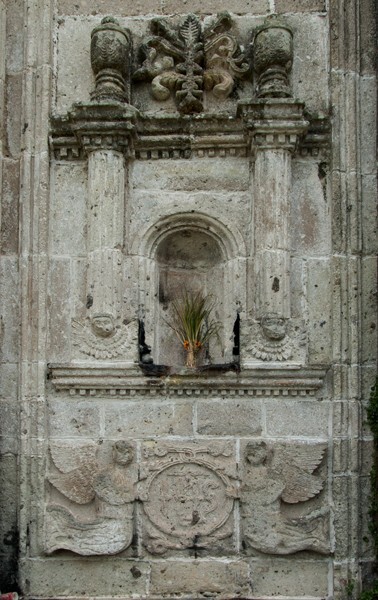 Façade portal, sculpture niche (right) - Los Santos Reyes