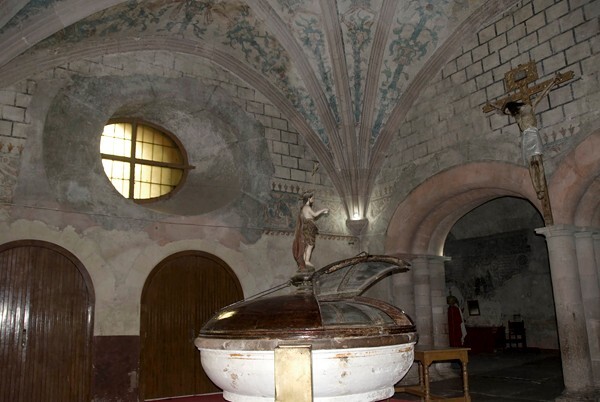 Sacristy, baptismal font - San Nicolás de Tolentino, convento