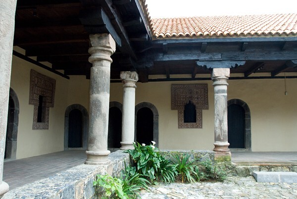 Patio columns - Guatápera (Pueblo Hospital)