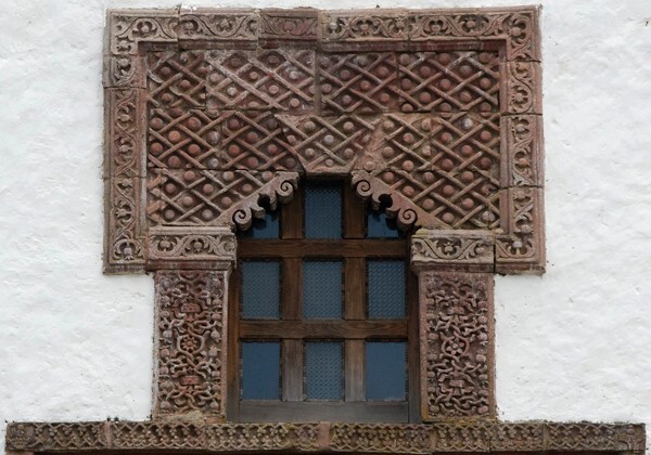 Façade, choir loft window - Santiago Apóstol