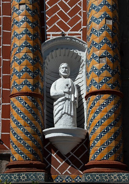 Façade, lower story columns & niche sculpture, St. Peter - San José