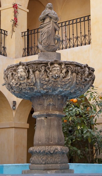 Cloister fountain - Santa Cruz