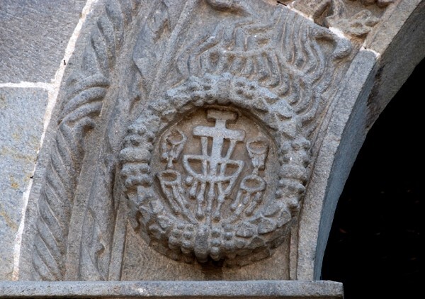 Façade portal, archivolt roundel - Hospital Real de los Naturales