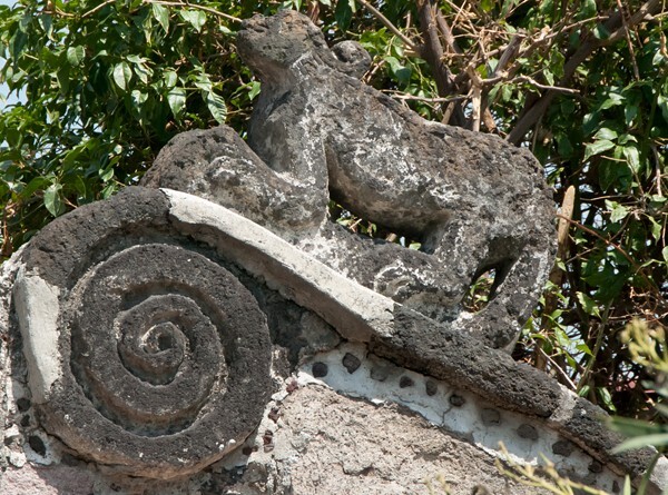 W atrial gate, volute & lion - San Pedro y San Pablo