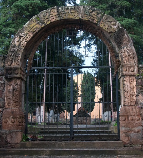 Santa María de Jesús, W atrial gate - Santa María de Jesús