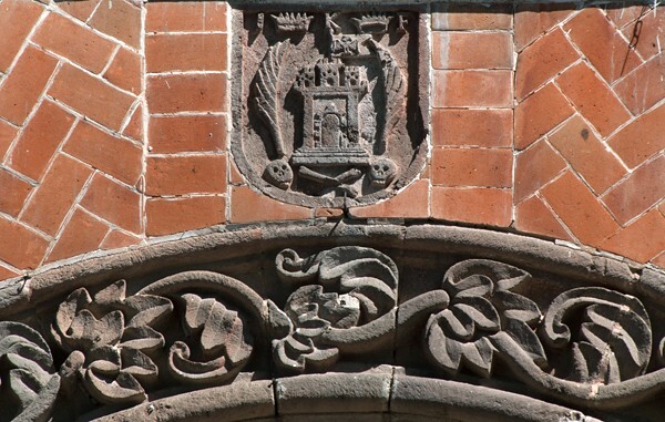 Façade, second story, central archivolt relief & escutcheon - Palacio Municipal (ex-Casa Consistorial)