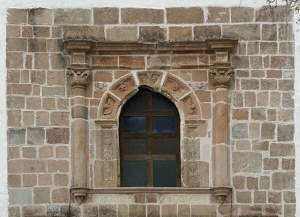 Façade, choir loft window - San Pedro