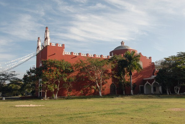 La Transfiguración - Façade, porterías, high altar & baptismal font