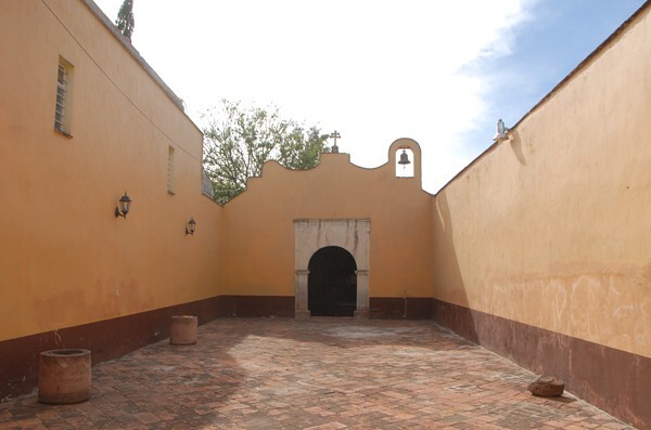 Façade - El Santo Entierro