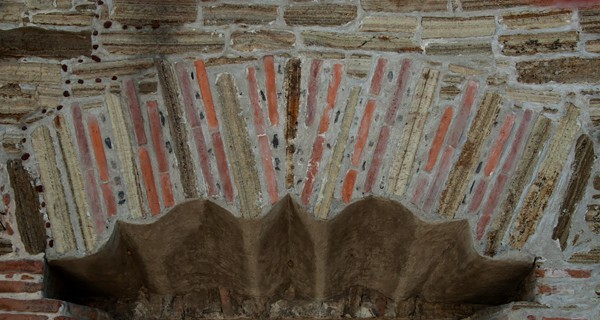 Portico, mixtilinear arch - Hospital La Encarnación (ruins)