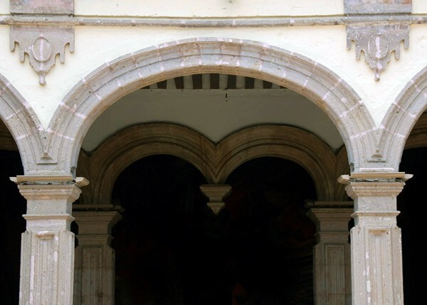 Patio arch & bilobular stairwell arch - Palacio de Justicia